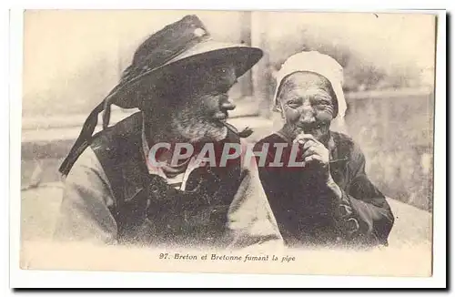 Cartes postales Breton et bretonne fumant sa pipe