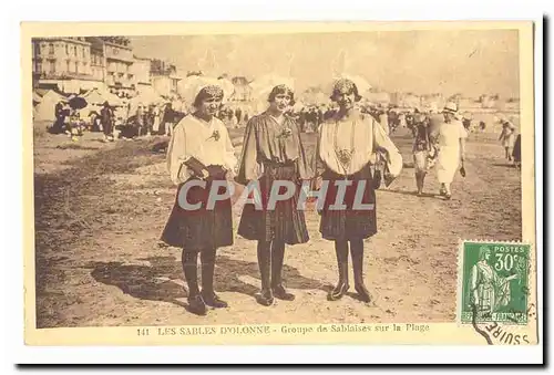 Les Sables d�Olonne Cartes postales Groupe de Sabalaises sur la plage (coiffe costume folklore)
