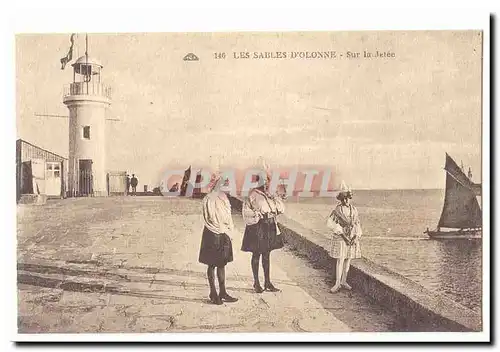 Les Sables d�Olonne Cartes postales Sur la jetee (sablaises phare lighthouse coiffes)