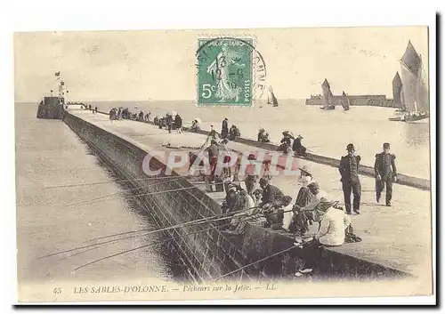 Les Sables d�Olonne Cartes postales Pecheurs sur la jetee (lighthouse phare)