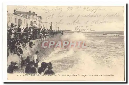 Les Sables d�Olonne Cartes postales Curieux regardant les vagues se briser sur le Rembals