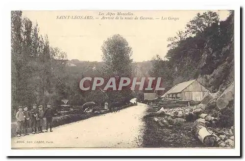 St Leonard des Bois Ansichtskarte AK Arrivee de la route e Gesvres Les gorges (enfants animee)