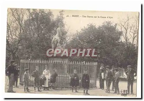 Brest CP Une statue sur le Cours D&#39ajot (enfats tres animee)