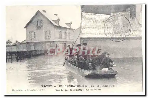 REPRODUCTION Troyes Les inondations 22 23 janvier 1910 une barque de sauvetage rue du Voyer