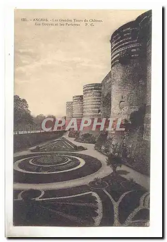 angers Cartes postales Les grandes tours du chateau Les douves et les parterres