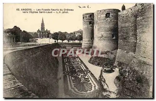 Angers Ansichtskarte AK Les fosses fleuris du chateau vers l&#39eglise Saint Laud