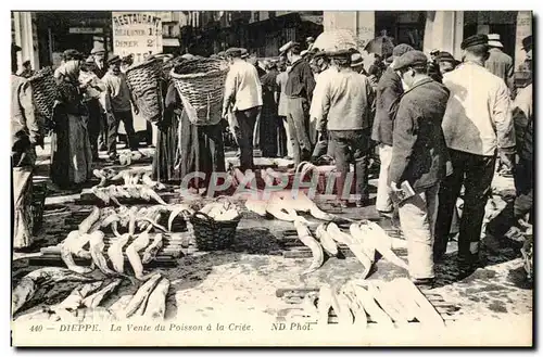 Dieppe Cartes postales La vente de poissons a la criee (marche metiers) TOP