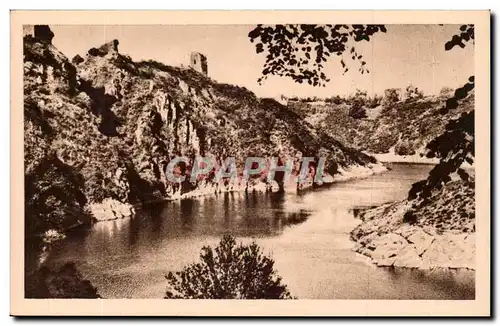 Crozant - Les ruines surplombent la Creuse - Cartes postales