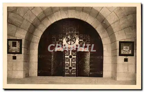 Cartes postales La porte d'entree de la chapelle catholique de l'ossuaire de Douaumont