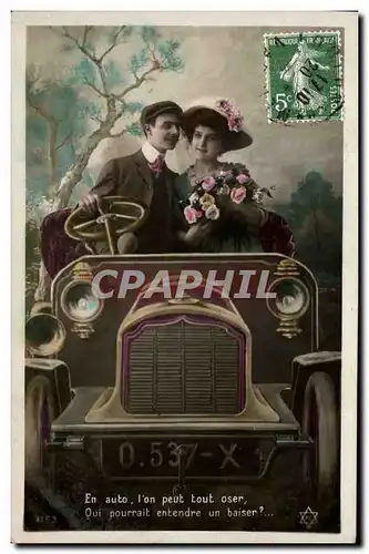 Ansichtskarte AK FAntaisie Couple En auto on peut tout oser qui pourrait entendre un baiser ? (femme automobile)