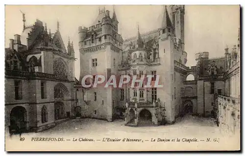 Pierrefonds Cartes postales Le chateau L&#39escalier d&#39honneur Le donjon et la chapelle