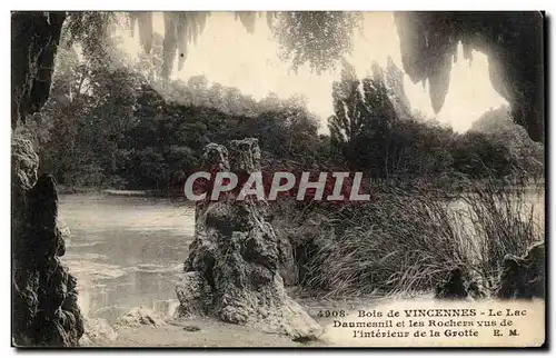 Bois de Vincennes PA Le lac Daumesnil et les rochers vus de l'interieur de la grotte