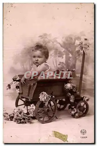 Fantaisie - Fleurs - Bebe - Chubby baby sitting in wagon with roses - Cartes postales