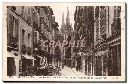 Bayonne Ansichtskarte AK La rue du Port n euf et les fleches de la cathedrale