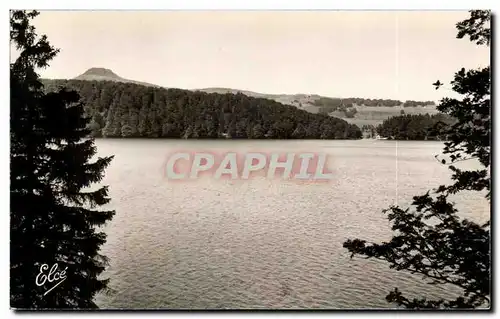 Le lac Pavin Ansichtskarte AK Une echappee sur le lac