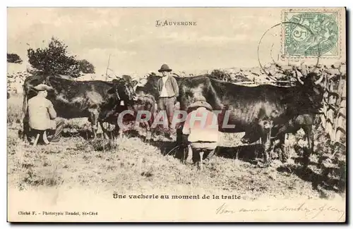Puy de Dome- L&#39Auvergne- Une Vacherie au moment de la traite - -Cartes postales