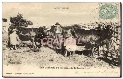 Puy de Dome- L'Auvergne- Une Vacherie au moment de la traite - -Cartes postales