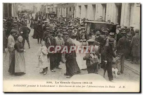 Soissons - pendant le bombardement - Distribtion de tabac par l&#39Administration des Postes -La Gra