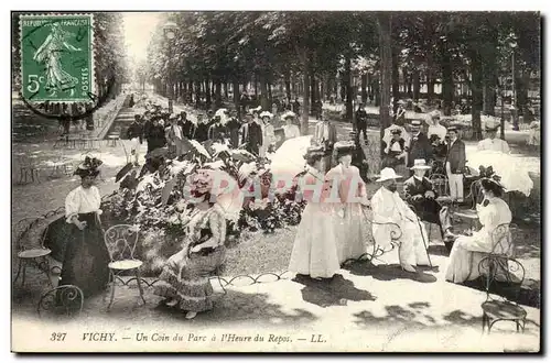 Vichy Ansichtskarte AK Un coin du parc a l&#39heure du repos (elegantes)