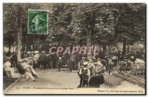 Vichy Ansichtskarte AK Pendant la musique dans l&#39ancien parc