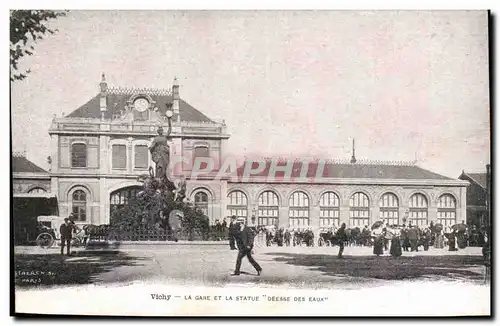 Vichy Cartes postales La gare et la statue de la deesse des eaux