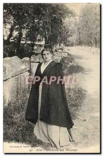 Arles - Arlesienne - Aux Alischamps - Cartes postales