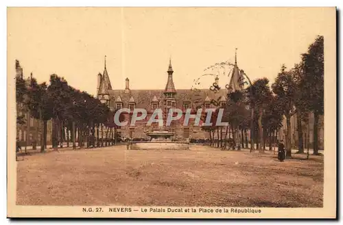 nevers Ansichtskarte AK Le palais ducal et la place de la republique