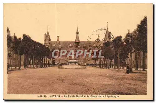 nevers Cartes postales Le palais ducal et la place de la republique
