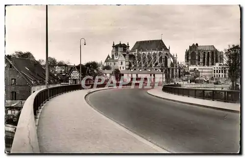 Beauvais Ansichtskarte AK le pont de Paris Au centre l&#39eglise Sainte Etienne a droite la cathedrale