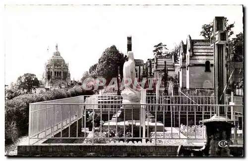 Lisieux Ansichtskarte AK La basilique Statue et tombe Ste Therese au cimetiere