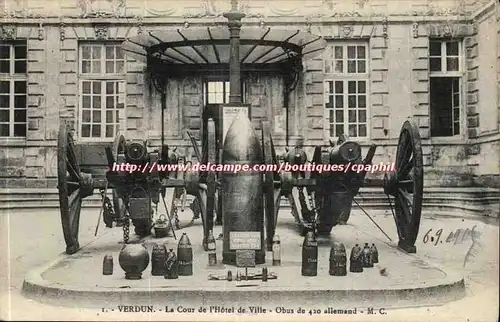 Verdun - La Cour de L'Hotel de Ville - Obus de 420 Allemands - Cartes postales