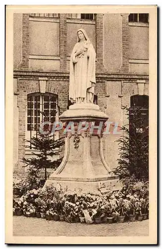 Ansichtskarte AK Statue de Sainte therese de l&#39enfant Jesus dans la cour d&#39entree du CAmrel de Lisieux