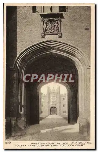 Grande Bretagne London Londres Cartes postales Hampton Court Palace Wolsey arms over Gateway to clock court