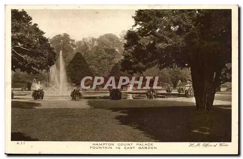 Grande Bretagne London Londres Ansichtskarte AK Hampton Court Palace Fountain in EAst Garden