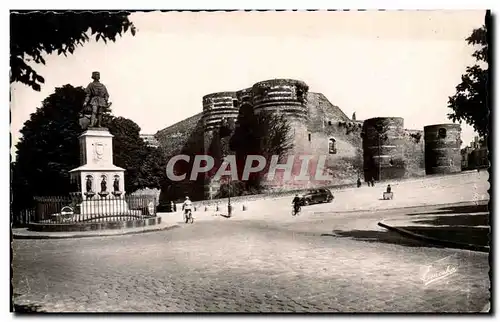 Angers - la Statue du Roi Rene devant le chateau ou il a vu la Jour - Cartes postales