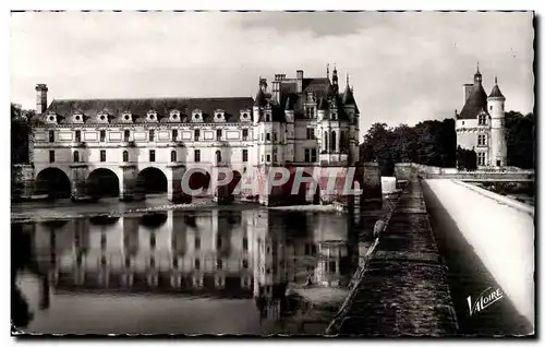 Chenonceaux Cartes postales Le chateau et sonr eflet dans le Cher A droite la tour des Marques