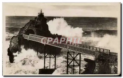 Biarritz Ansichtskarte AK Une vague au rocher de la vierge