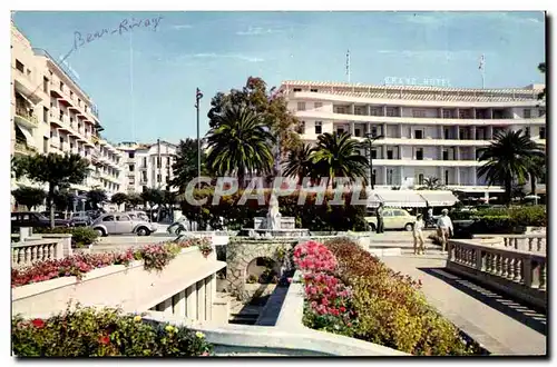 Juan les Pins Cartes postales moderne Un coin du jardin et l&#39hotel de ville