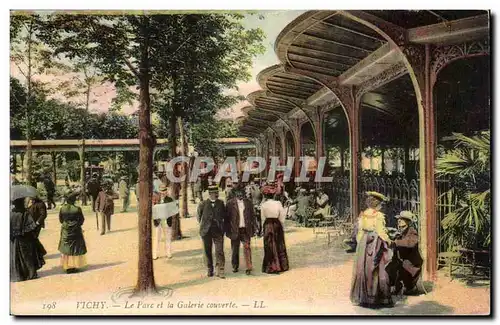 Vichy Cartes postales Le parc et la galerie ouverte (animee)