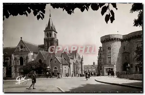 Laval Ansichtskarte AK La cathedrale et la porte Beucheresse