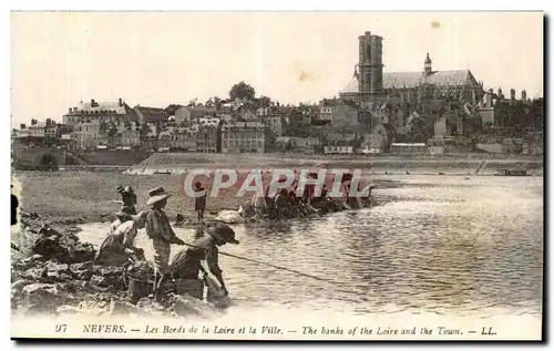 Nevers Ansichtskarte AK Les bords de la Loire et la ville (pecheurs)