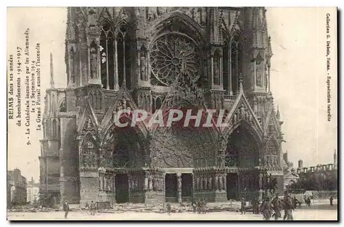 Cartes postales Reims dans ses annees de bombardement Cathedrale incendiee par les allemands