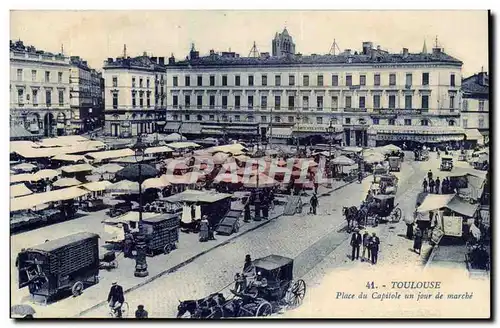 Toulouse Cartes postales Place du Capitole un jour de marche