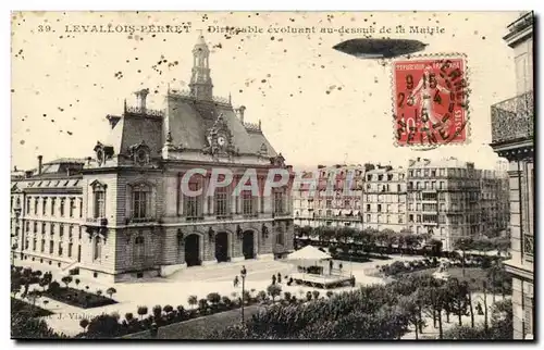 Levallois PErret Cartes postales Dirigeable evoluant au dessus de la mairie (zeppelin ballon)