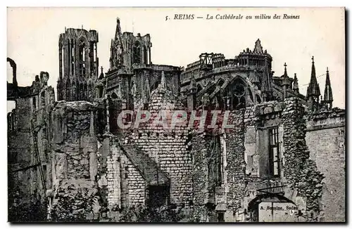 Reims Cartes postales La cathedrale au milieu des ruines