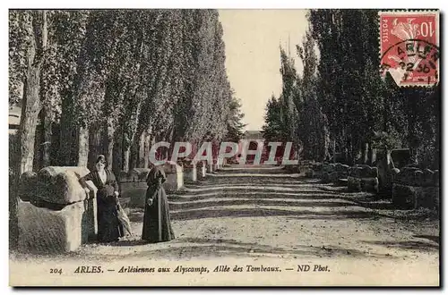 Arles Ansichtskarte AK Arlesiennes aux Alyscamps Allee des tombeaux