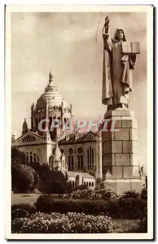 Cartes postales La basilique de Lisieux Statue de Sainte Therese a l&#39entree du parvis