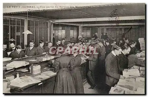 Paris Cartes postales Le Petit Journal Une partie du service des Messageries (volumes Publications) TOP (journal