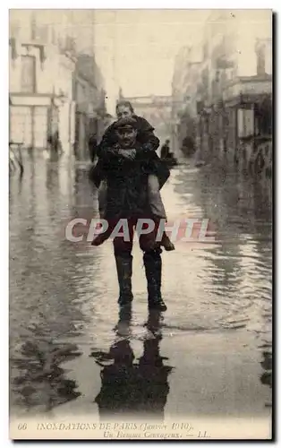 Paris Cartes postales inondations Janvier 1910 Un homme courageux