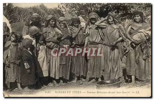 Algerie Cartes postales scenes et types Femmes bedouines devant leur gourbi